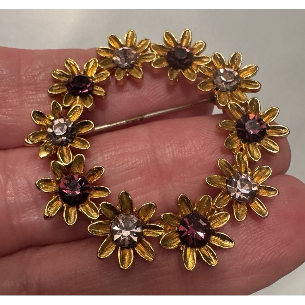 Vintage‎ Gold Tone Daisy Wreath Brooch Purple Pink Rhinestone Flower Pin 1.5"
